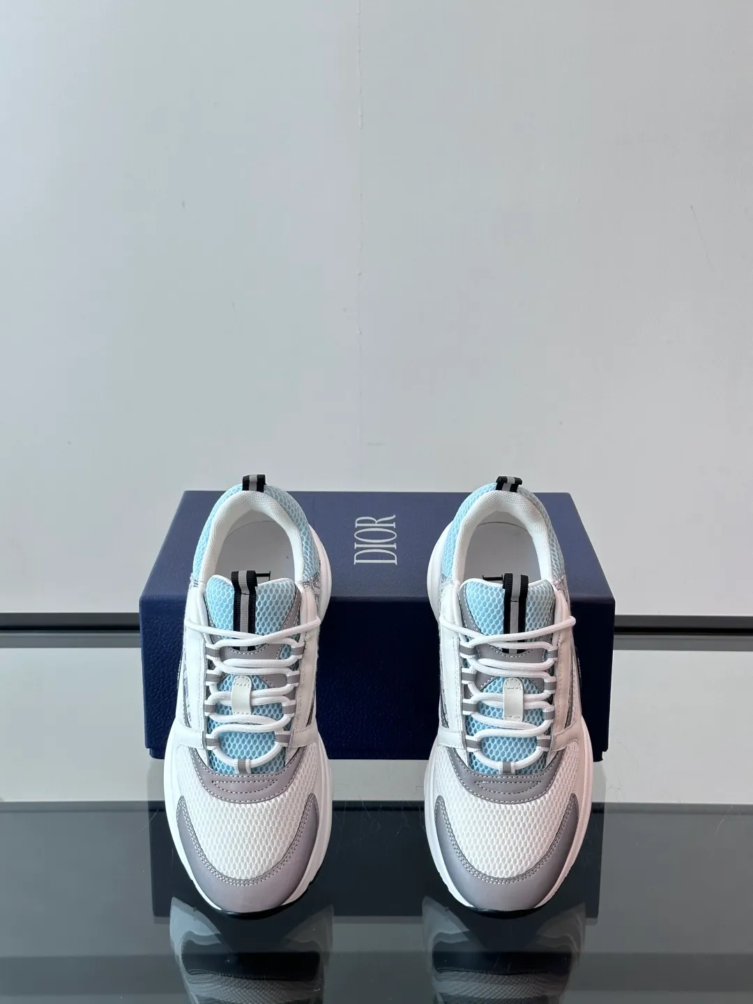 Factory price: 480💰 ◾️▫️Dior D®️ x 🆕 (high version) B22 men's jogging fashion sneakers, this single product draws inspiration from retro jogging shoes. It adopts a thick low-top design, with an upper made of black cow leather and mesh fabric, and a black and white engraved rubber sole. Black mesh fabric tongue and heel counters complement black laces, with an embossed "Di~r" logo embellishment on the side. These sneakers can be mixed and matched with a classic suit for a sporty chic look! Size: 39-45 (38, 46, 47 can be customized)